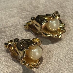 Vintage 80’s Shiny Gold Floral Pearl Earrings Clip Ons Lily Flower